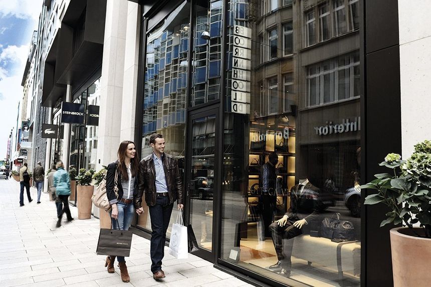 Shoppendes Paar in der Hamburger Innenstadt vor einem Schaufenster
