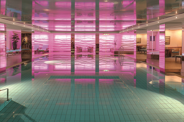 Innenaufnahme des Pools im Wellness- und Spabereich des Grand Elyseé Hotel Hamburg