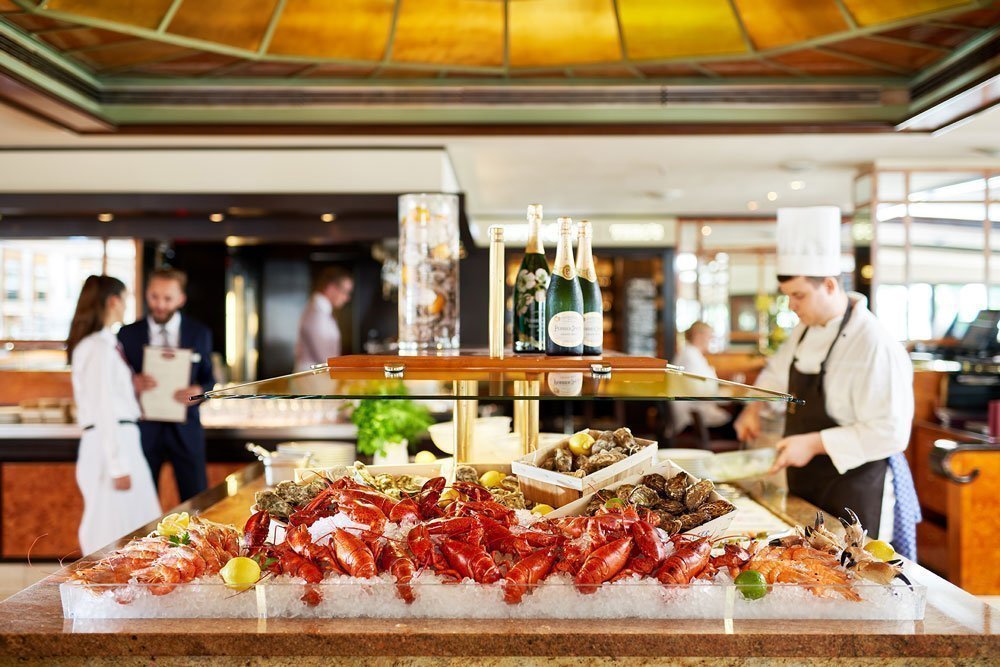 Einblick in das Restaurant Brasserie Flum mit großem Buffet