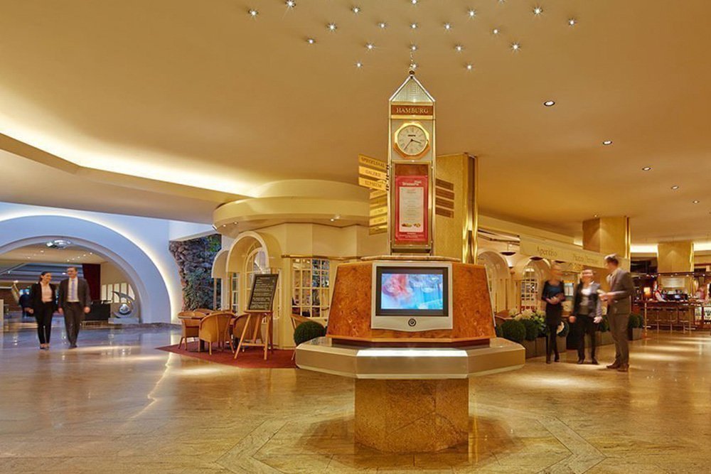 Blick in die Lobby des Grand Elysee mit vergoldeten Terminal und Restaurant
