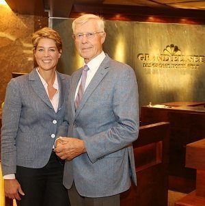 Christina und Eugenblock, die Besitzer des Grand Elysée in Hamburg, stehen an neuem Empfang