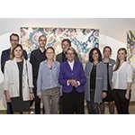 Gruppe vor einem Gemälde bei der Ausstellungseröffnung im Grand Elysee Hamburg