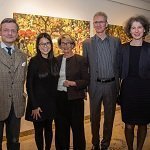 Galerieteam vor einem Gemälde im Grand Elysee Hamburg