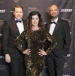 Andre Vedovelli und Dennis Durant mit Sängerin Alexis bei der James Bond Filmpremiere im Grand Elysee Hamburg