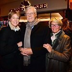 Christina, Eugen und Christa Block eingehakt und in winterlichen Mänteln vor dem Hotel Grand Elysée in Hamburg beim Neujahrspunsch