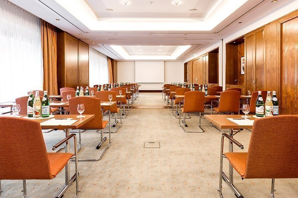 Zweierreihen in einem großem hellen Konferenzraum im Grand Elysee Hamburg
