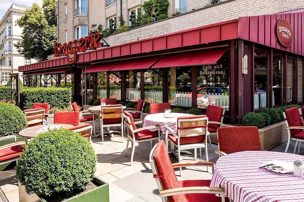 Die Terrasse der Brasserie Flum im Hotel Grand Elysée Hamburg 