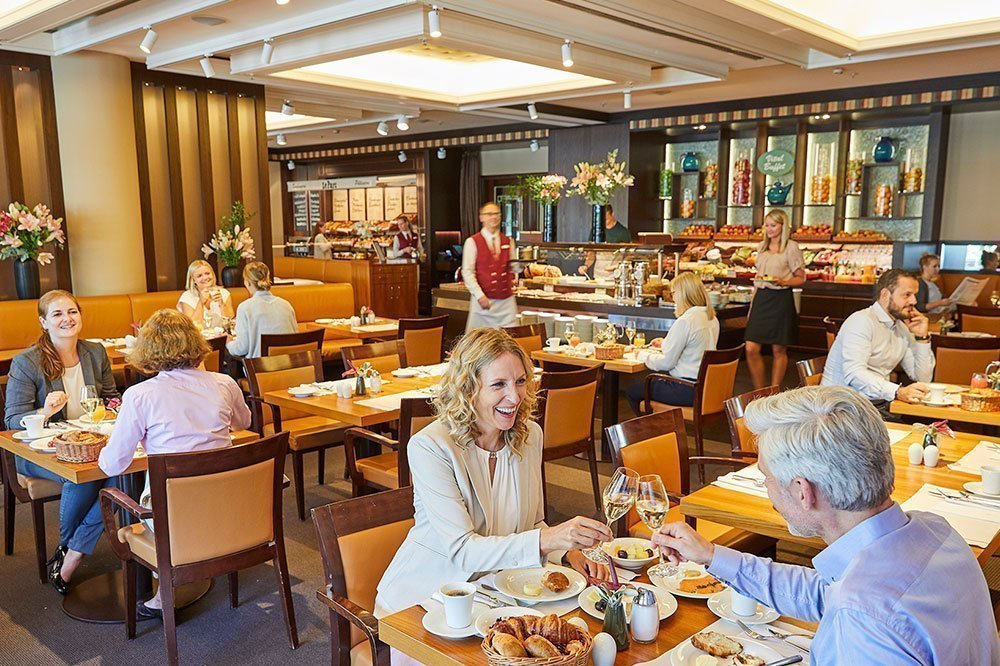 Mehrere Gäste genießen ihr Frühstück im Restaurant Le Parc des Hotels Grand Elysée