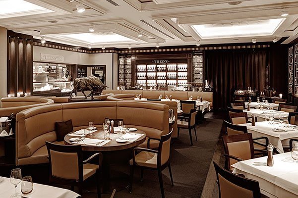 Steak-Restaurant THEO`S im Grand Elysee mit eingedeckten Tischen