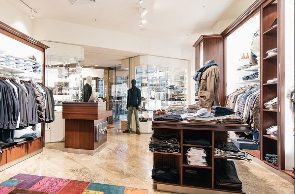 Boutique Stilhaus Blocker in Hamburg im Grand Elysée mit vier Mannequins in Anzügen