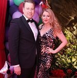 Paar in schicken Klamotten zum Silvesterball des Grand Elysee