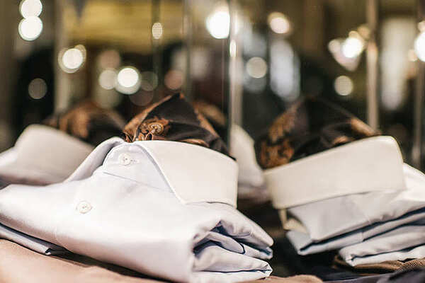 Detailaufnahme von Hemden im Stilhaus Blocker, der exklusiven Boutique im Grand Elysée Hamburg