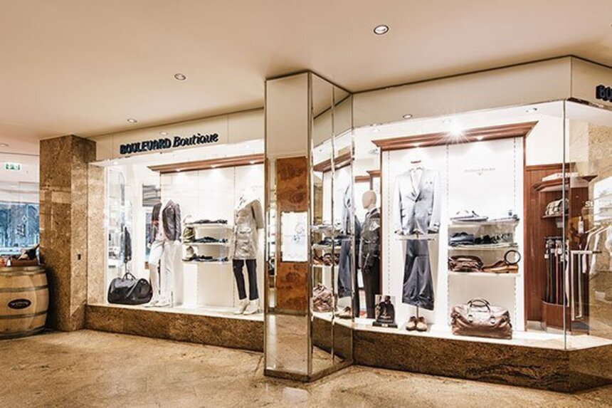 Schaufenster der Boulevard Boutique mit Herrenbekleidung