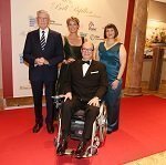 Posierende Gruppe mit Champagnergläsern in der Hand