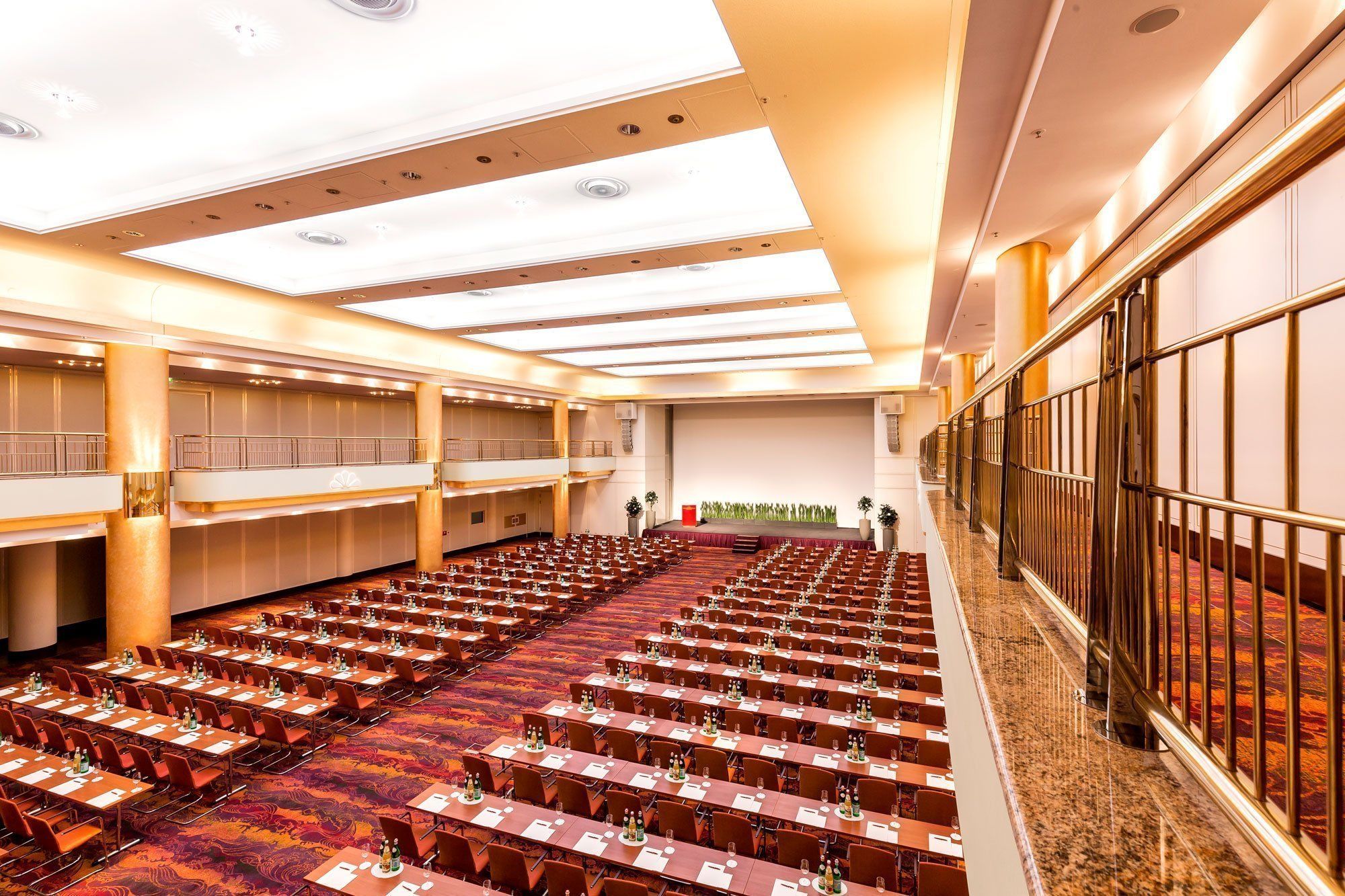 Rießiger Konferenzsaal mit Leinwand und Bühne für einen Speaker